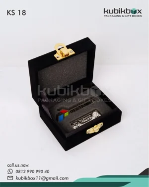 Kotak Souvenir Bludru Pin...