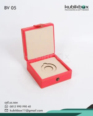 Box Vynil Merah Custom Pin