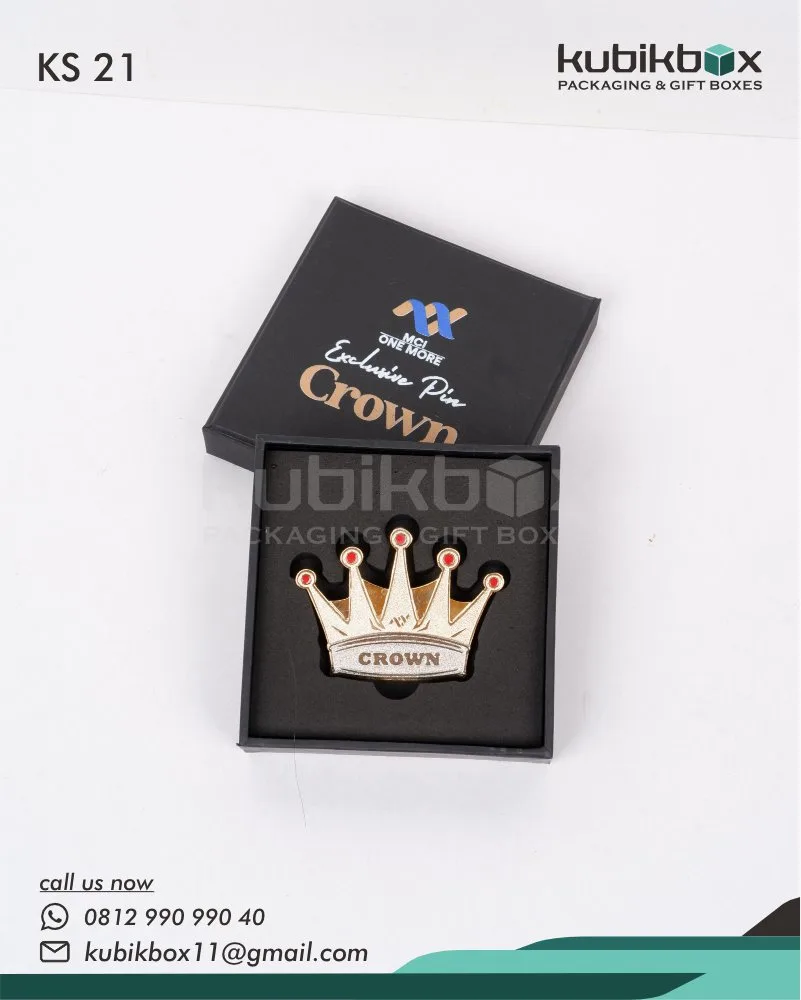 KS21 Kotak Souvenir Hardkarton Custom Exclusive Pin Crown MCI